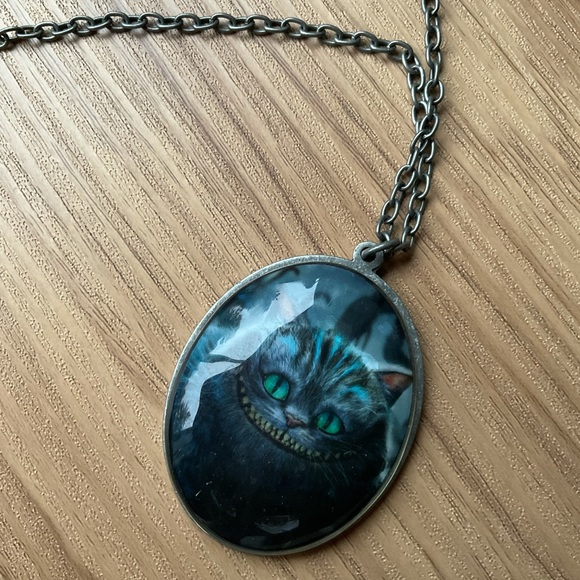 Alice in wonderland Cheshire Cat necklace - Picture 1 of 3